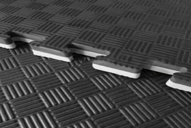 Pack  x 4 Piso Tatami Goma Eva Premium 1mt X 1mt X 3 Cm Ancho Negro - Gris